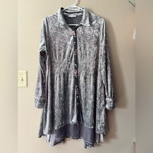 Adore XL crushed velvet silver high low button down long sleeve tunic, floral